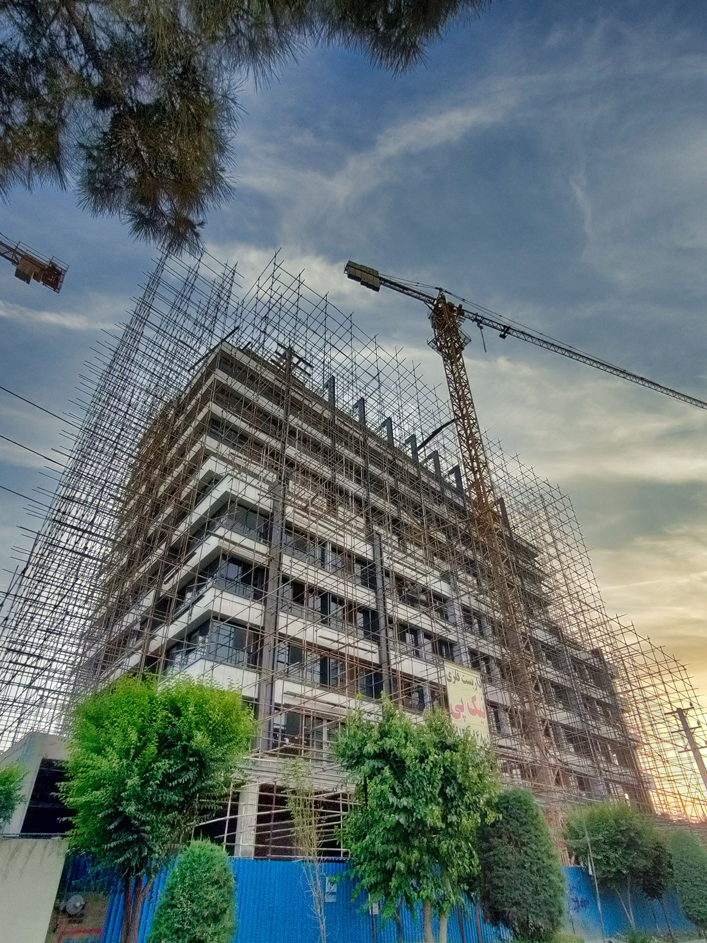 نمای مجتمع تجاری اداری برج آسا در حال ساخت از بلوار 111 مهرشهر